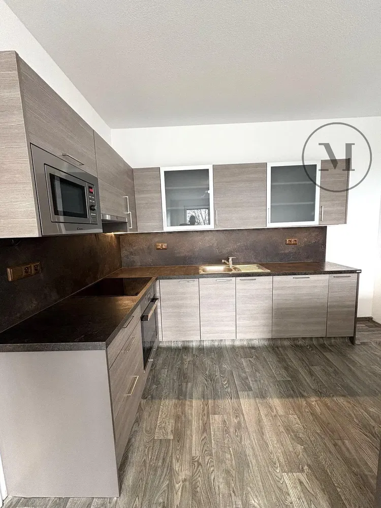 Cozinha; eletrodomésticos, chão de madeira, luz natural, estilo moderno