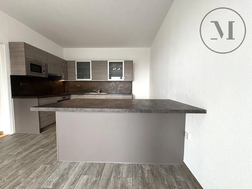 Sala de estar; chão de madeira, luz natural, estilo moderno