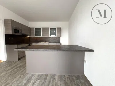 Sala de estar; chão de madeira, luz natural, estilo moderno