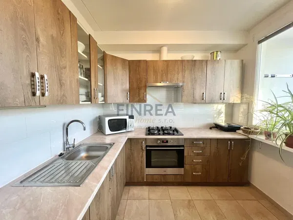 Σαλόνι; ξύλινο πάτωμα, φυσικό φως, μοντέρνο στυλ