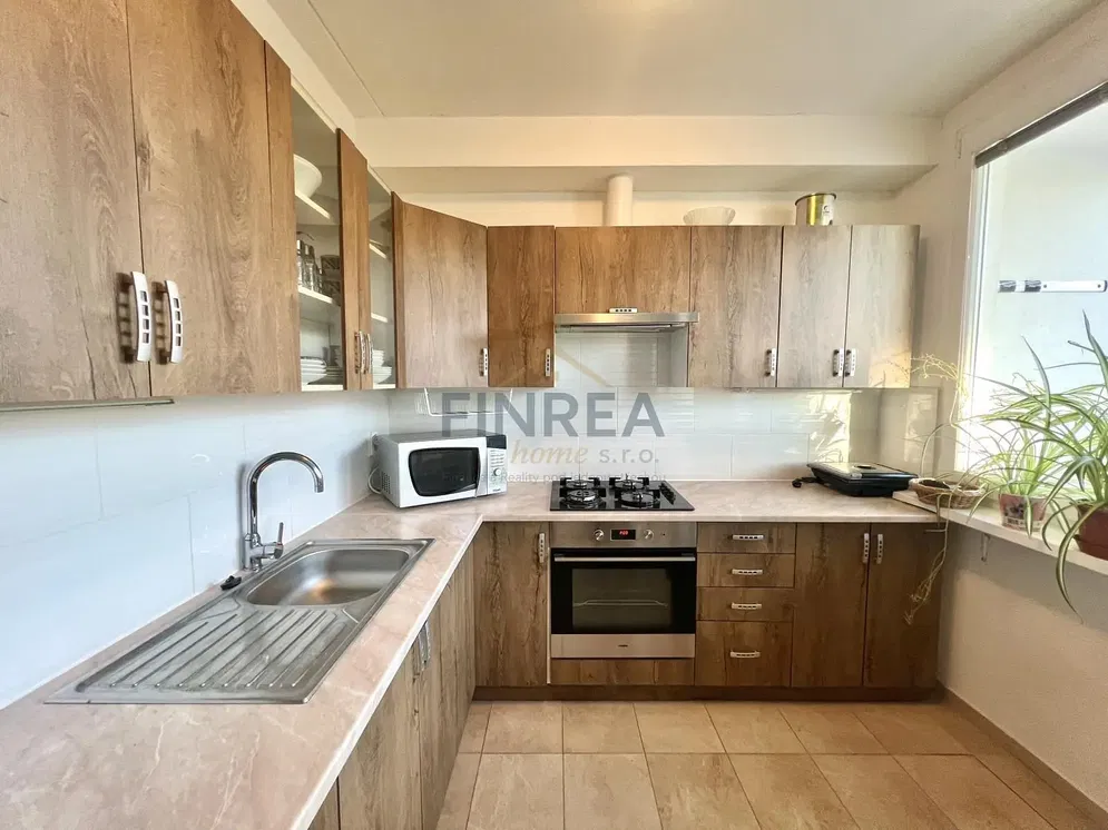 Salón; suelo de madera, luz natural, estilo moderno