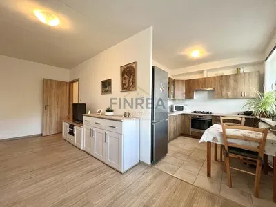 Salón; suelo de madera, luz natural, estilo moderno