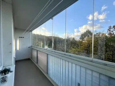 Cocina; electrodomésticos, suelo de madera, luz natural, estilo moderno