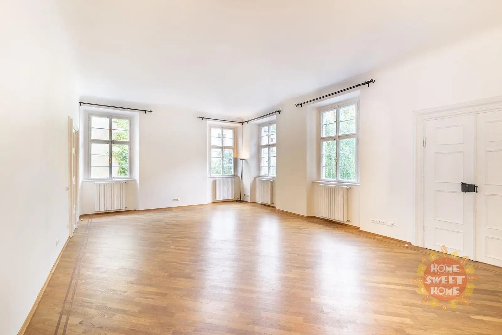 Salón; suelo de madera, luz natural, estilo moderno, techos altos