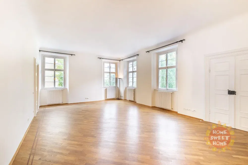 Salón; suelo de madera, luz natural, estilo moderno, techos altos