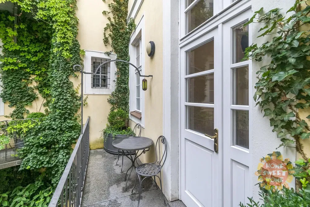 Salón; suelo de madera, luz natural, estilo moderno