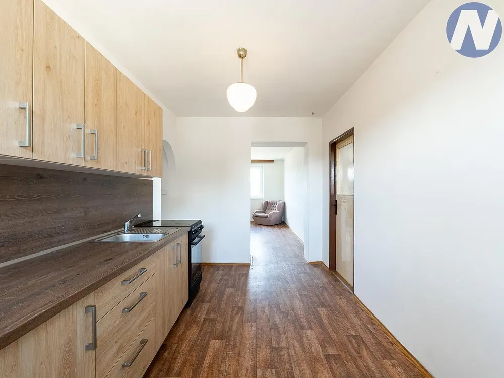 Living room; wood floor, natural light, modern style, high ceiling