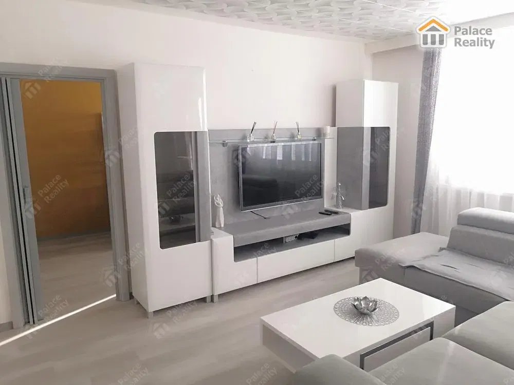 Хол; дървен под, естествена светлина, модерен стил