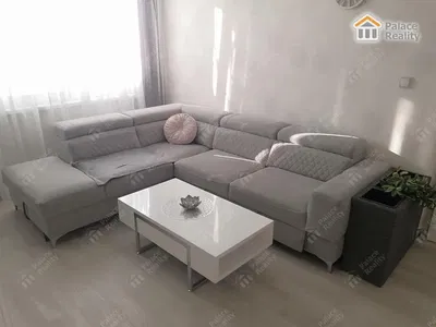 Хол; дървен под, естествена светлина, модерен стил, високи тавани