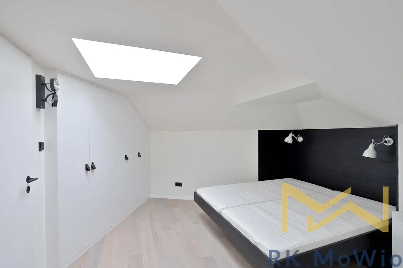 Obývací pokoj; dřevěná podlaha, přirozené světlo, moderní styl