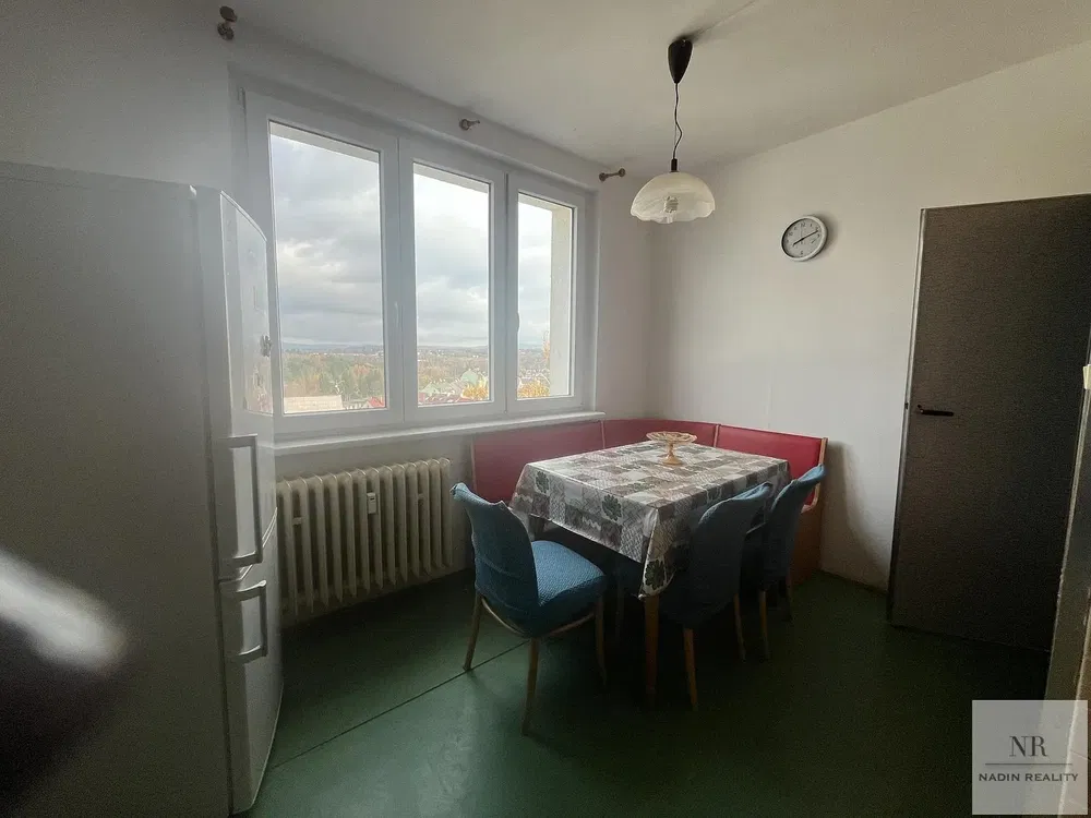 Obývací pokoj; dřevěná podlaha, přirozené světlo, moderní styl, vysoké stropy