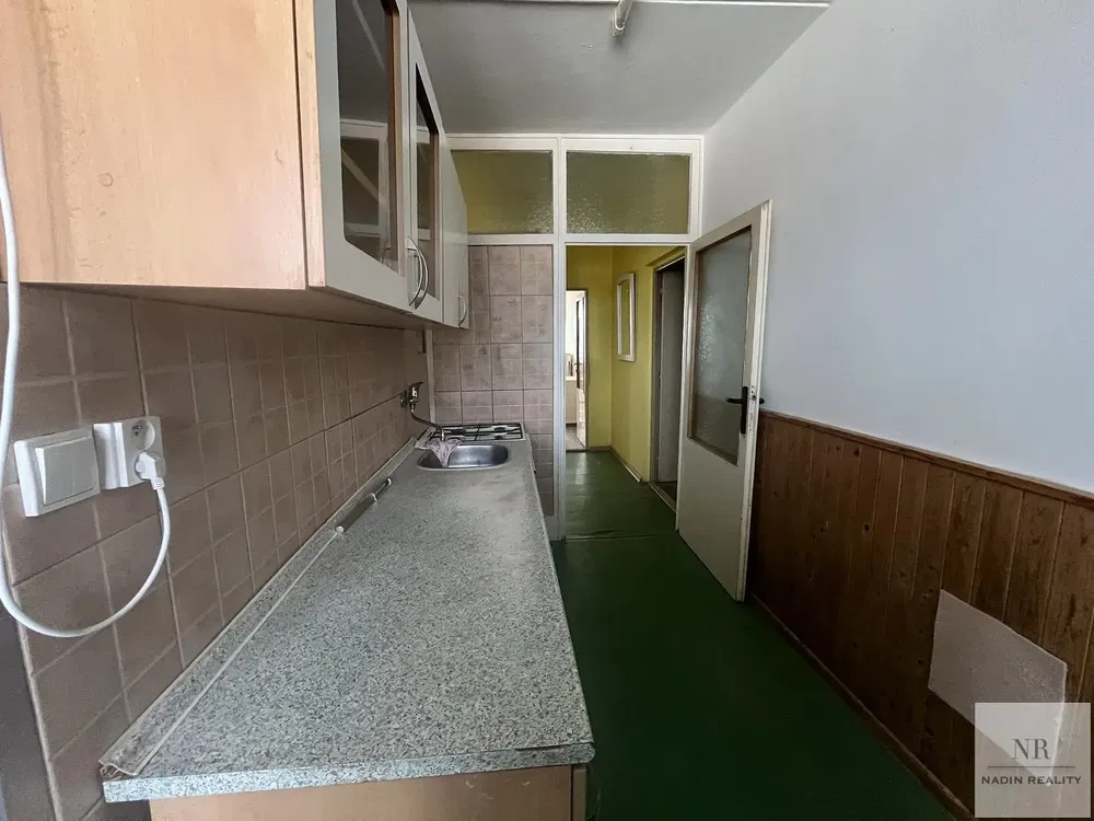 Obývací pokoj; dřevěná podlaha, přirozené světlo, moderní styl