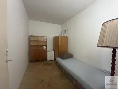 Obývací pokoj; dřevěná podlaha, přirozené světlo, moderní styl