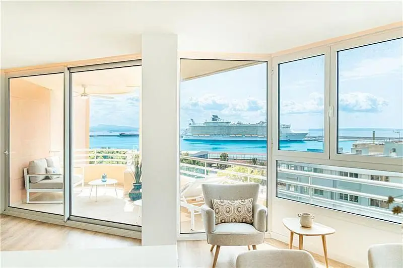 Mutfak; mutfak aletleri, ahşap zemin, doğal ışık, modern stil