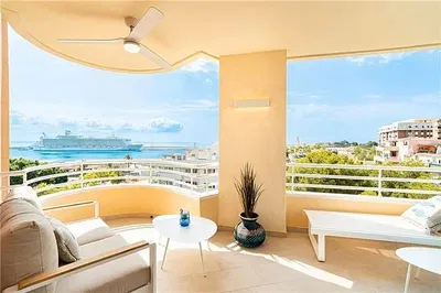 Mutfak; mutfak aletleri, ahşap zemin, doğal ışık, modern stil