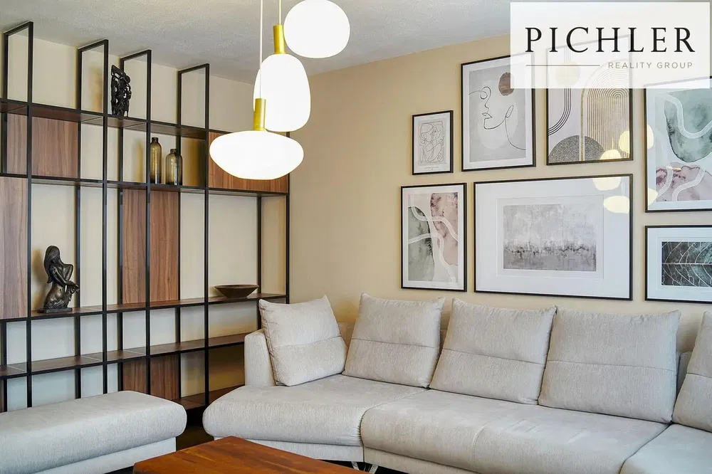 Obývací pokoj; dřevěná podlaha, přirozené světlo, moderní styl, vysoké stropy