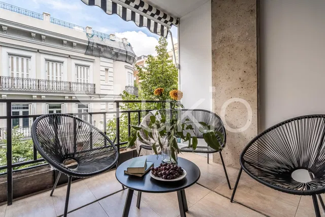 Σαλόνι; ξύλινο πάτωμα, φυσικό φως, μοντέρνο στυλ