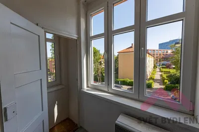 Sala de estar; chão de madeira, luz natural, estilo moderno