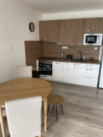 Salon; podłoga drewniana, światło dzienne, styl nowoczesny