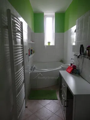 Хол; дървен под, естествена светлина, модерен стил