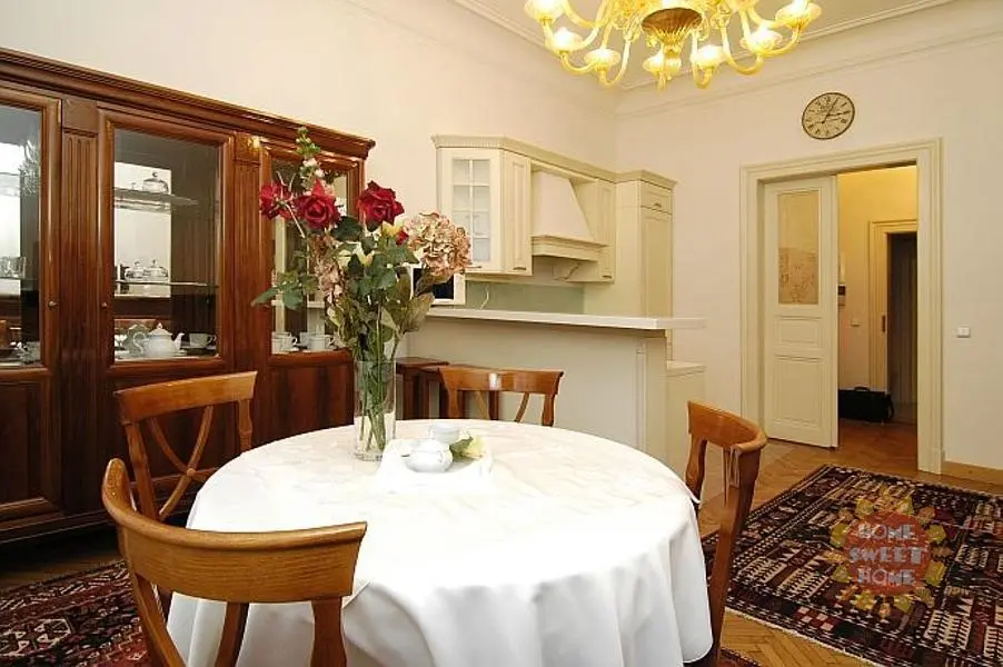 Kuhinja; kućanski aparati, drveni pod, prirodna svjetlost, moderan stil