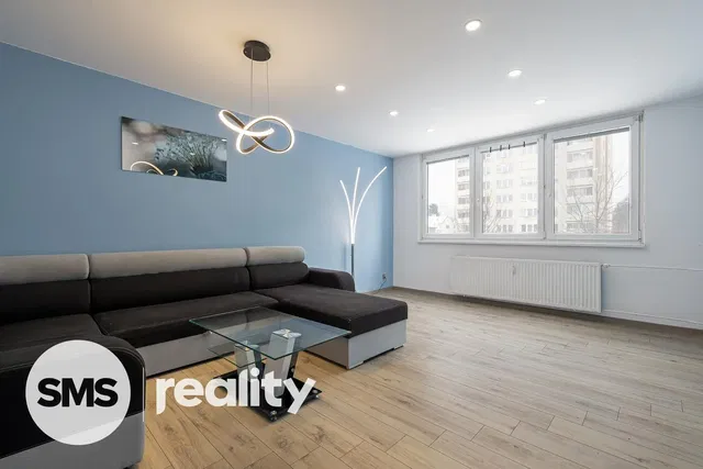 Хол; дървен под, естествена светлина, модерен стил, високи тавани