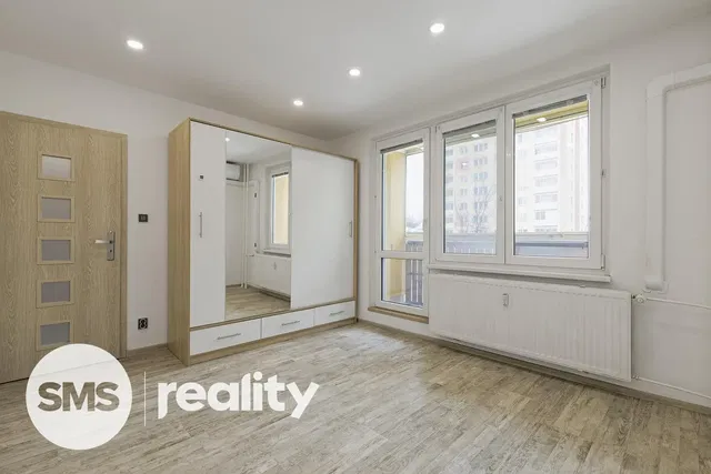 Хол; дървен под, естествена светлина, модерен стил