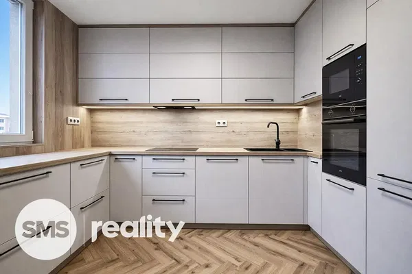 Dnevna soba; drveni pod, prirodno svjetlo, moderni stil