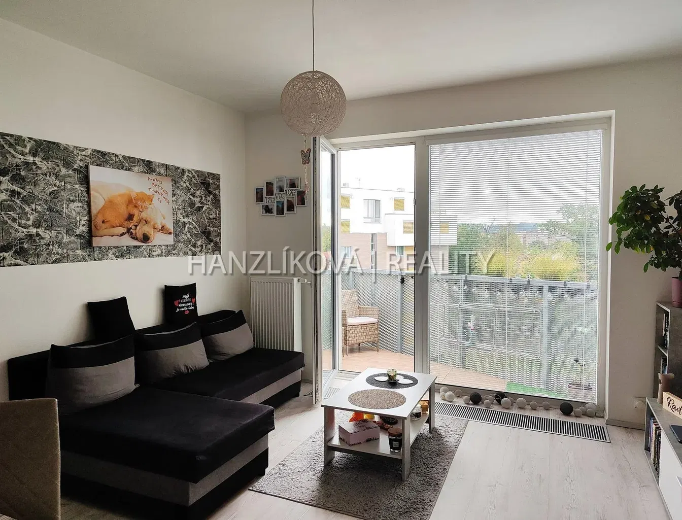 Wohnzimmer; holzboden, tageslicht, moderner stil