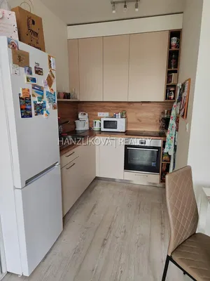 Sala de estar; chão de madeira, luz natural, estilo moderno