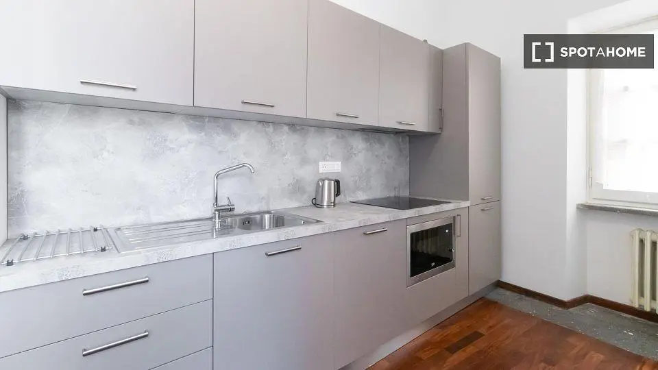 Kuchyně; kuchyňské spotřebiče, dřevěná podlaha, přirozené světlo, moderní styl