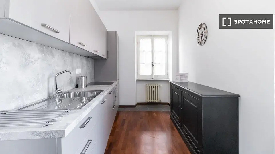 Obývací pokoj; dřevěná podlaha, přirozené světlo, moderní styl