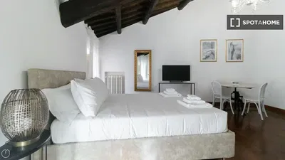 Kuchyně; kuchyňské spotřebiče, dřevěná podlaha, přirozené světlo, moderní styl