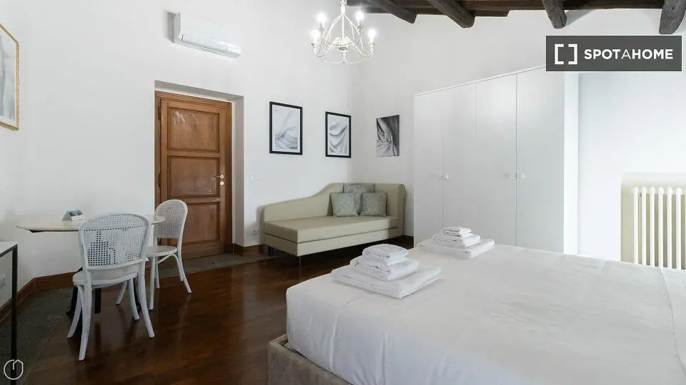 Kuchyně; kuchyňské spotřebiče, dřevěná podlaha, přirozené světlo, moderní styl