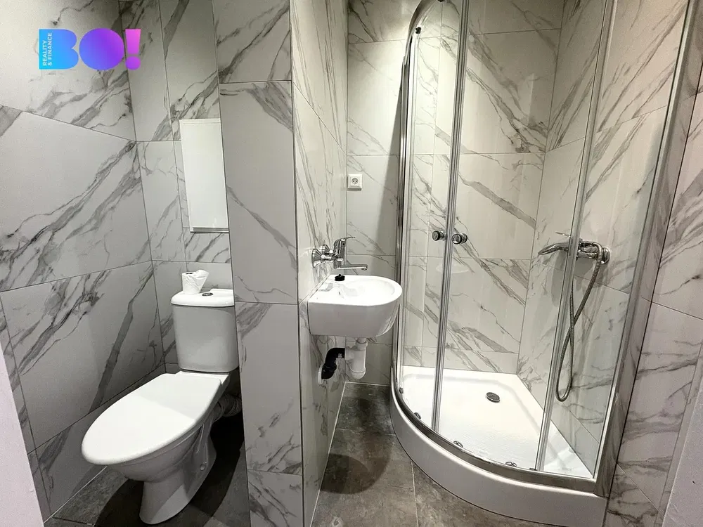 Κουζίνα; συσκευές κουζίνας, ξύλινο πάτωμα, φυσικό φως, μοντέρνο στυλ