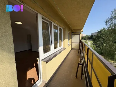 Σαλόνι; ξύλινο πάτωμα, φυσικό φως, μοντέρνο στυλ