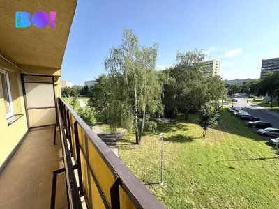 Σαλόνι; ξύλινο πάτωμα, φυσικό φως, μοντέρνο στυλ