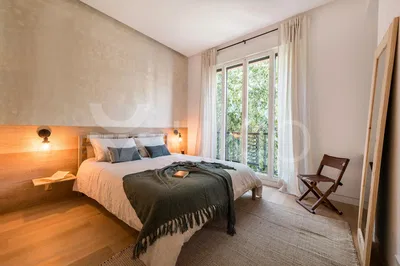 Κουζίνα; συσκευές κουζίνας, ξύλινο πάτωμα, φυσικό φως, μοντέρνο στυλ