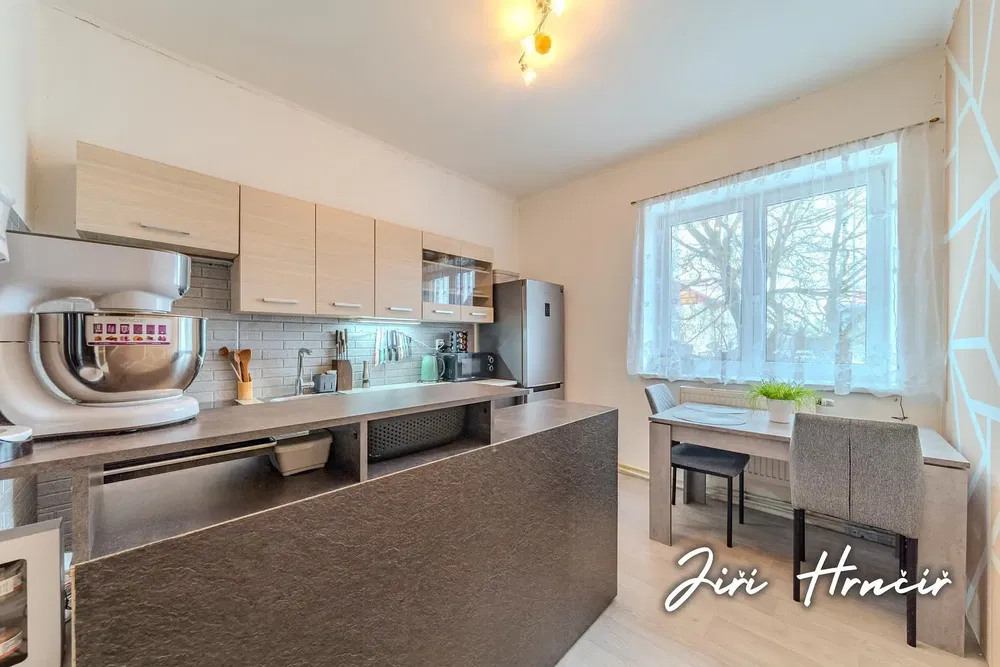 Living room; wood floor, natural light, modern style
