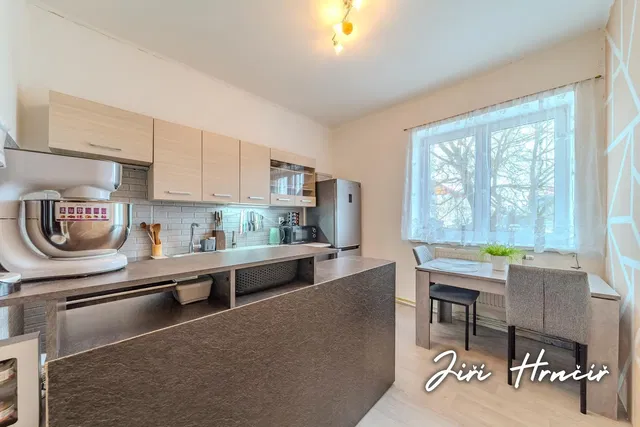 Хол; дървен под, естествена светлина, модерен стил