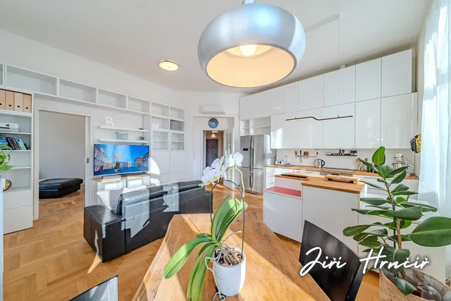 Кухня; кухненски уреди, дървен под, естествена светлина, модерен стил