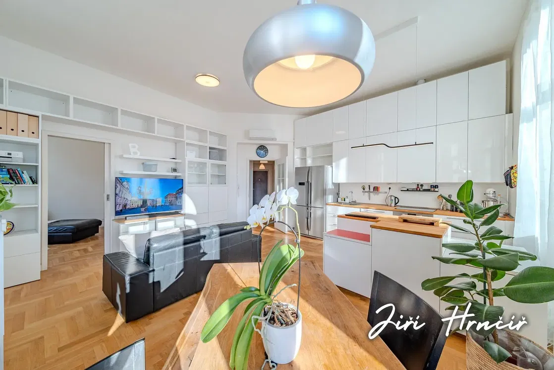 Cozinha; eletrodomésticos, chão de madeira, luz natural, estilo moderno