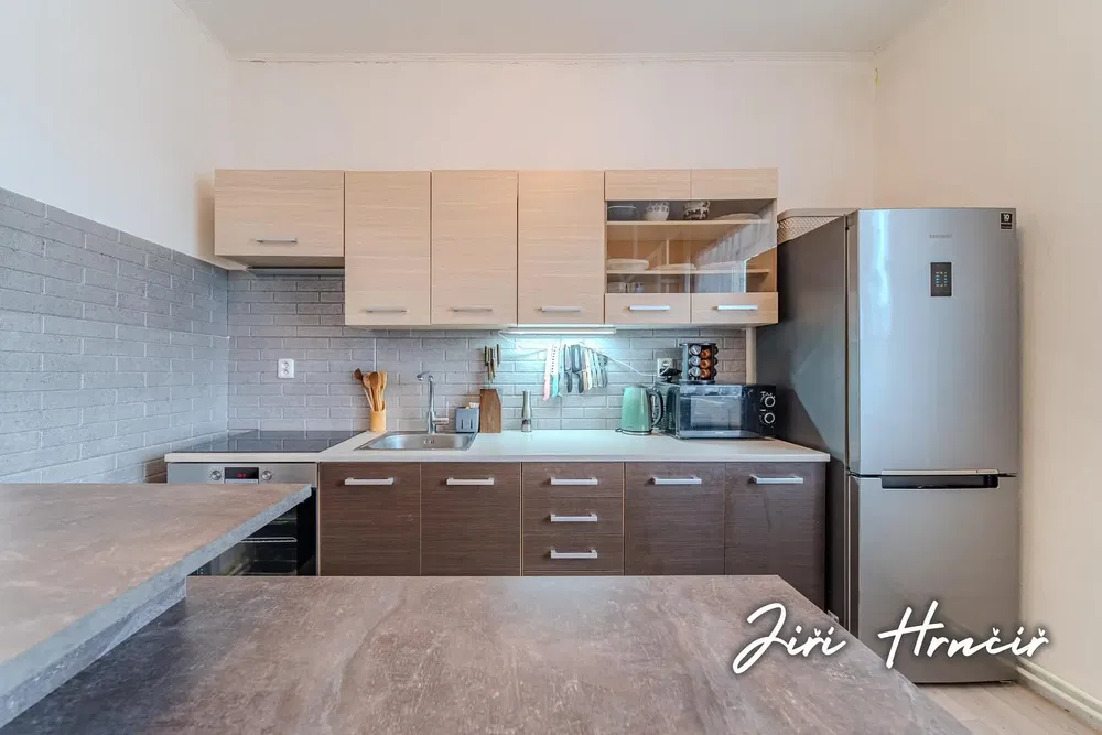 Living room; wood floor, natural light, modern style