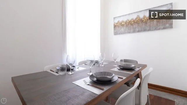 Cozinha; eletrodomésticos, chão de madeira, luz natural, estilo moderno