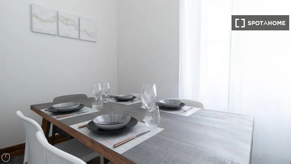 Mutfak; mutfak aletleri, ahşap zemin, doğal ışık, modern stil