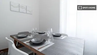 Kuhinja; kuhinjski aparati, drveni pod, prirodno svjetlo, moderni stil