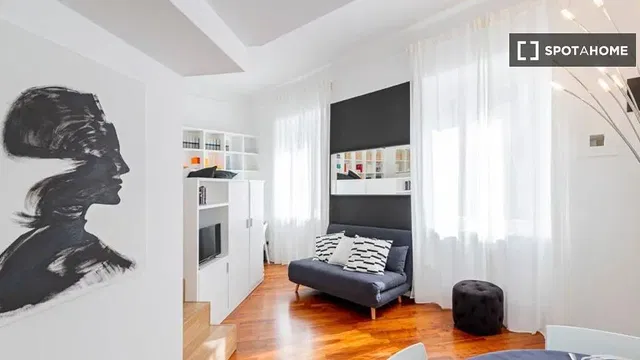 Salón; suelo de madera, luz natural, estilo moderno