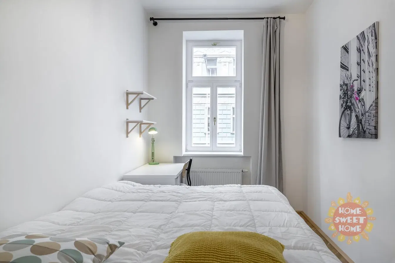 Living room; wood floor, natural light, modern style