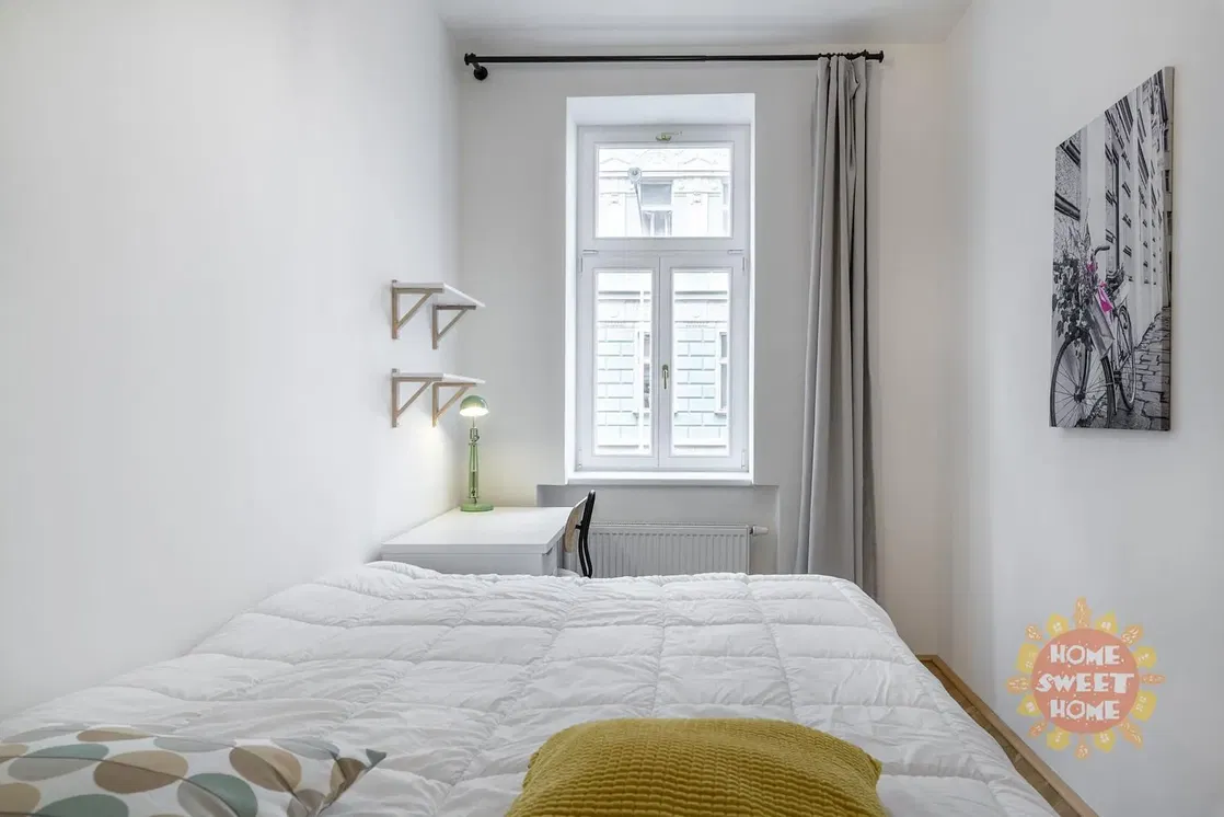 Living room; wood floor, natural light, modern style