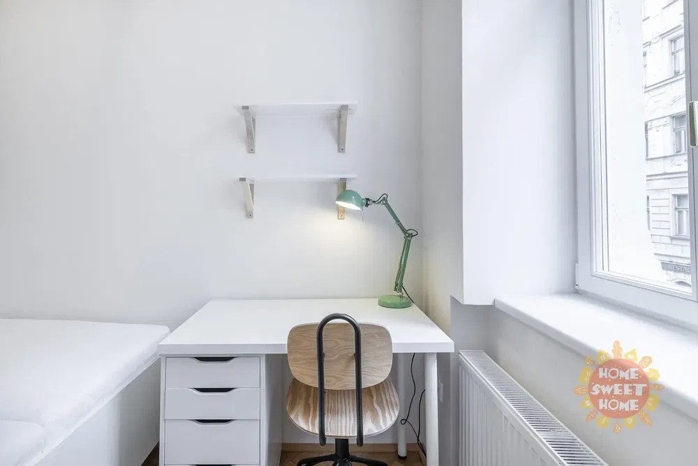 Living room; wood floor, natural light, modern style, high ceiling